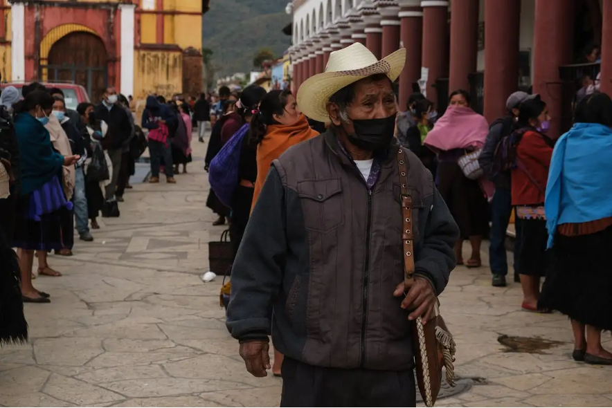 Decenas de personas originarias de Los Altos de Chiapas permanecen formadas para recibir remesas provenientes de Estados Unidos. 