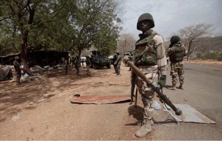 Soldados nigerianos vigilan un puesto de control en Gwoza, Nigeria.