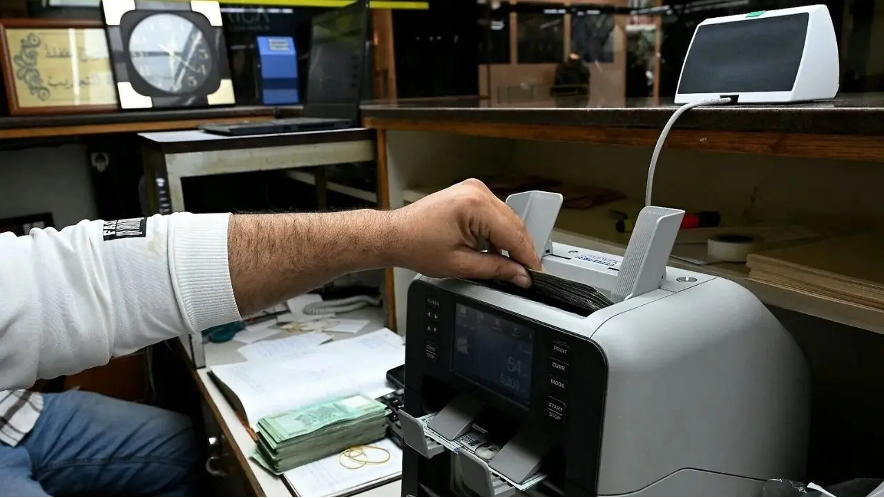 De acuerdo con el gobierno estadunidense, las transmisoras de dinero deben presentar un informe de actividad sospechosa para toda transacción que involucre al menos 2 mil dólares, sobre todo cuando exista la sospecha de que dicha operación está relacionada con una posible infracción de la ley. 