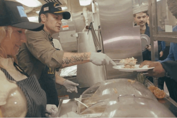 El secretario de Guerra estadunidense, Pete Hegseth, visitó ayer el portaviones Gerald R. Ford, el más grande del mundo, donde sirvió comida a tripulantes en el Día de Acción de Gracias.