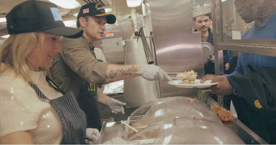 El secretario de Guerra estadunidense, Pete Hegseth, visitó ayer el portaviones Gerald R. Ford, el más grande del mundo, donde sirvió comida a tripulantes en el Día de Acción de Gracias.