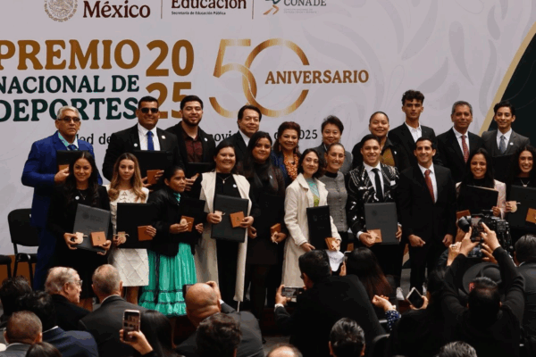 La presidenta Claudia Sheinbaum encabezó la ceremonia de entrega del Premio Nacional de Deportes 2025, en el patio central de Palacio Nacional, el 28 de noviembre de 2025.