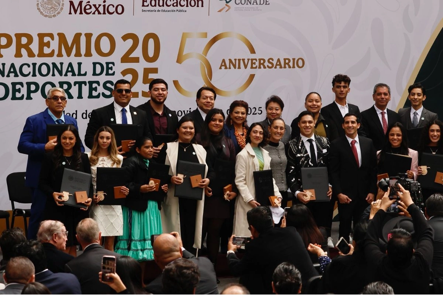 La presidenta Claudia Sheinbaum encabezó la ceremonia de entrega del Premio Nacional de Deportes 2025, en el patio central de Palacio Nacional, el 28 de noviembre de 2025.