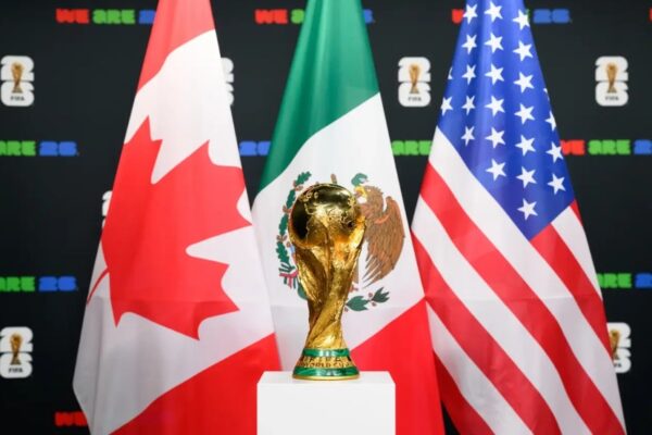 Maika y la Secretaria de Turismo de la capital, Alejandra Frausto, inauguraron una ofrenda relacionada con el Mundial, en la avenida Reforma.