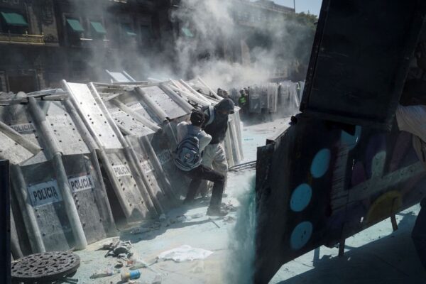 Ante el derribo de algunas de las vallas protectoras en el perímetro del inmueble, elementos de las fuerzas de seguridad han implementado estrategias de repliegue de cara a contener a los asistentes.