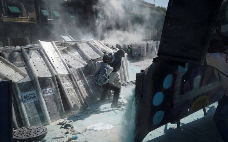 Ante el derribo de algunas de las vallas protectoras en el perímetro del inmueble, elementos de las fuerzas de seguridad han implementado estrategias de repliegue de cara a contener a los asistentes.