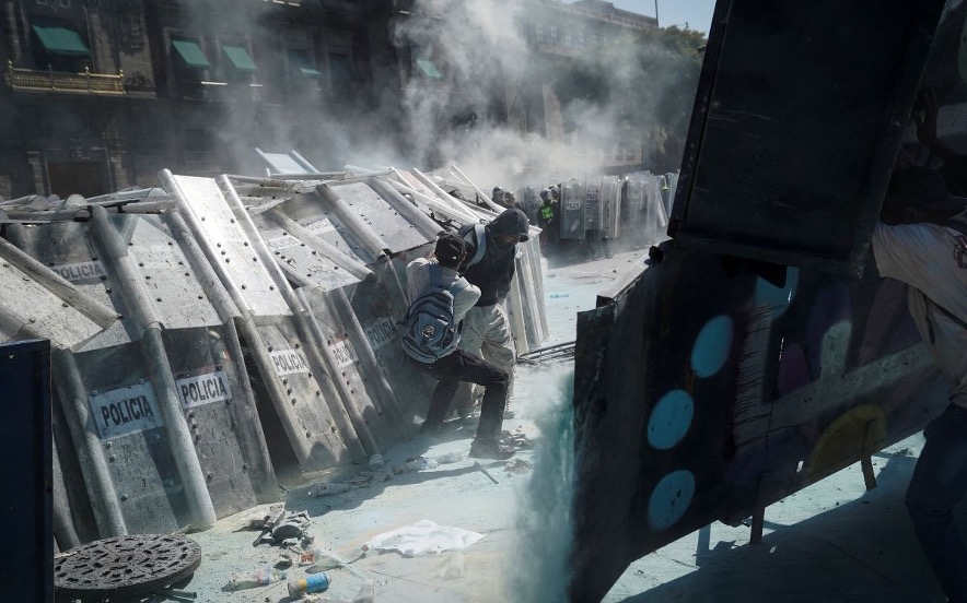 Ante el derribo de algunas de las vallas protectoras en el perímetro del inmueble, elementos de las fuerzas de seguridad han implementado estrategias de repliegue de cara a contener a los asistentes.