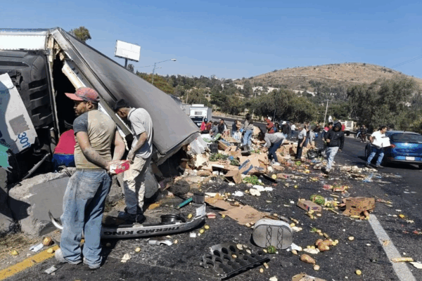 De inmediato, civiles llegaron al punto del accidente en donde comenzaron a hacer rapiña de los alimentos, entre naranjas, limones, sandías, así como verduras y legumbres; sin embargo, la Policía Municipal de Tlalnepantla llegó al punto y asumió el resguardo de la zona.