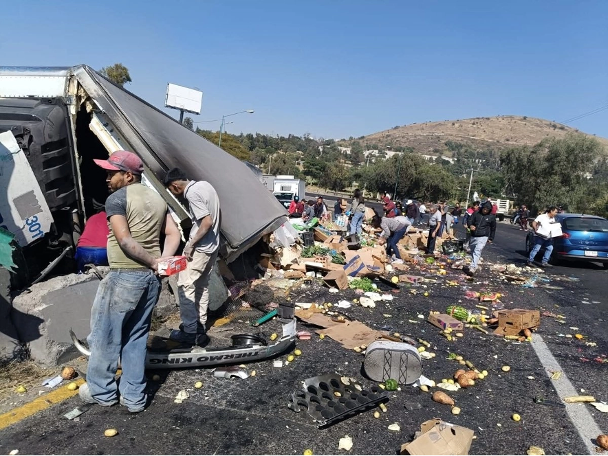 De inmediato, civiles llegaron al punto del accidente en donde comenzaron a hacer rapiña de los alimentos, entre naranjas, limones, sandías, así como verduras y legumbres; sin embargo, la Policía Municipal de Tlalnepantla llegó al punto y asumió el resguardo de la zona.