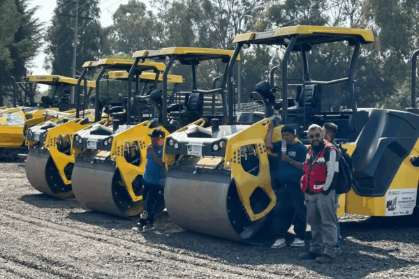 Trenes de repavimentación entregados por la SICT.