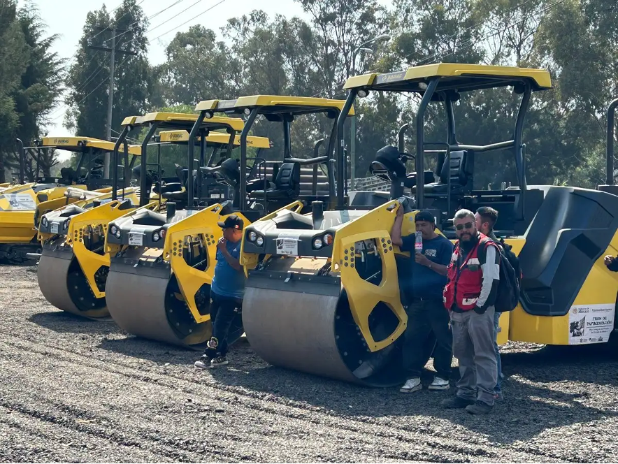 Trenes de repavimentación entregados por la SICT.