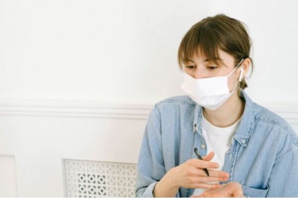 El virus respiratorio sincitial (VRS) es un patógeno que afecta las vías respiratorias y circula cada año en temporadas de mayor incidencia de infecciones respiratorias. La Organización Mundial de la Salud (OMS) informa que el VRS se encuentra entre las causas más frecuentes de infecciones respiratorias en menores de cinco años y en adultos mayores. Según la OMS, la mayoría de las personas se expone al virus durante los primeros años de vida.