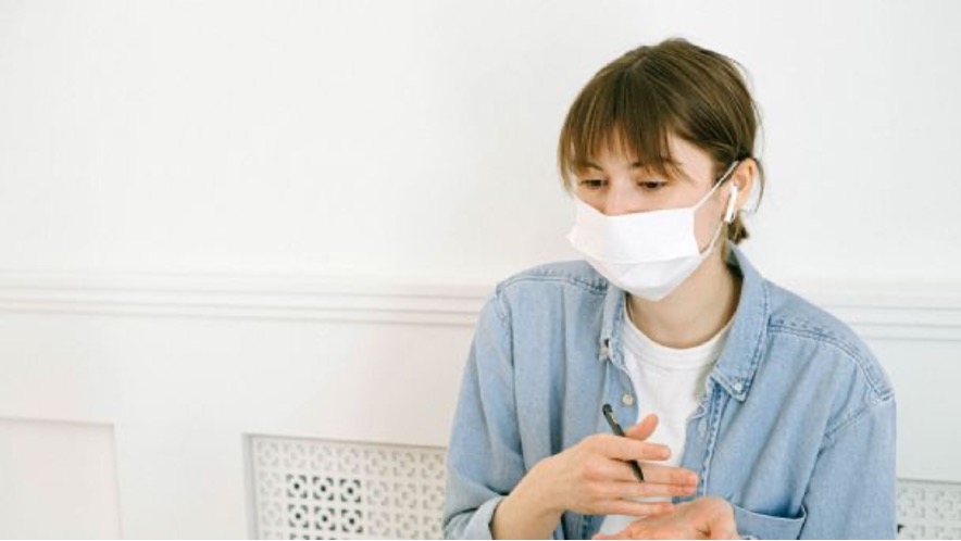 El virus respiratorio sincitial (VRS) es un patógeno que afecta las vías respiratorias y circula cada año en temporadas de mayor incidencia de infecciones respiratorias. La Organización Mundial de la Salud (OMS) informa que el VRS se encuentra entre las causas más frecuentes de infecciones respiratorias en menores de cinco años y en adultos mayores. Según la OMS, la mayoría de las personas se expone al virus durante los primeros años de vida.