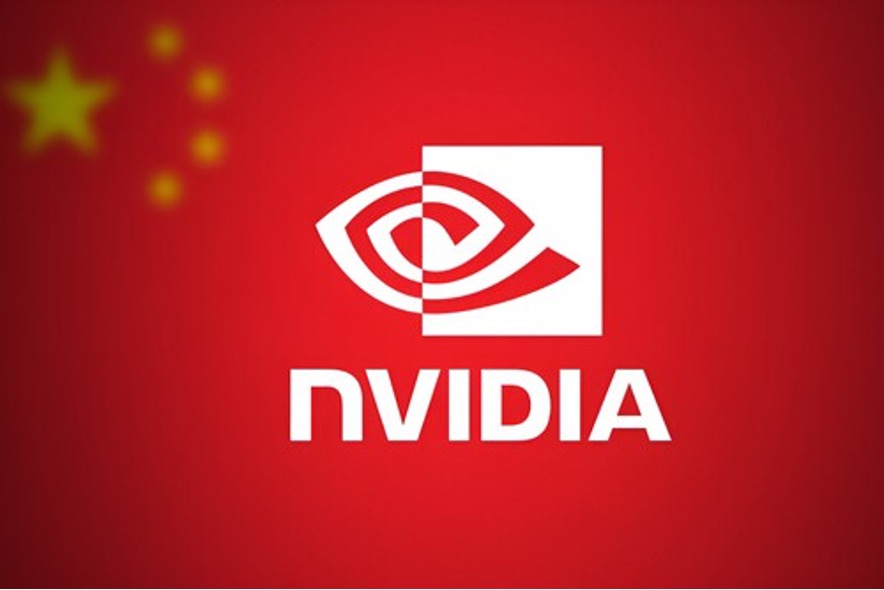 NVIDIA vuelve a encontrarse en el centro de la partida. Según Reuters, la compañía analiza aumentar la producción de su chip H200 después de que los pedidos desde China hayan superado lo que su capacidad actual puede cubrir.