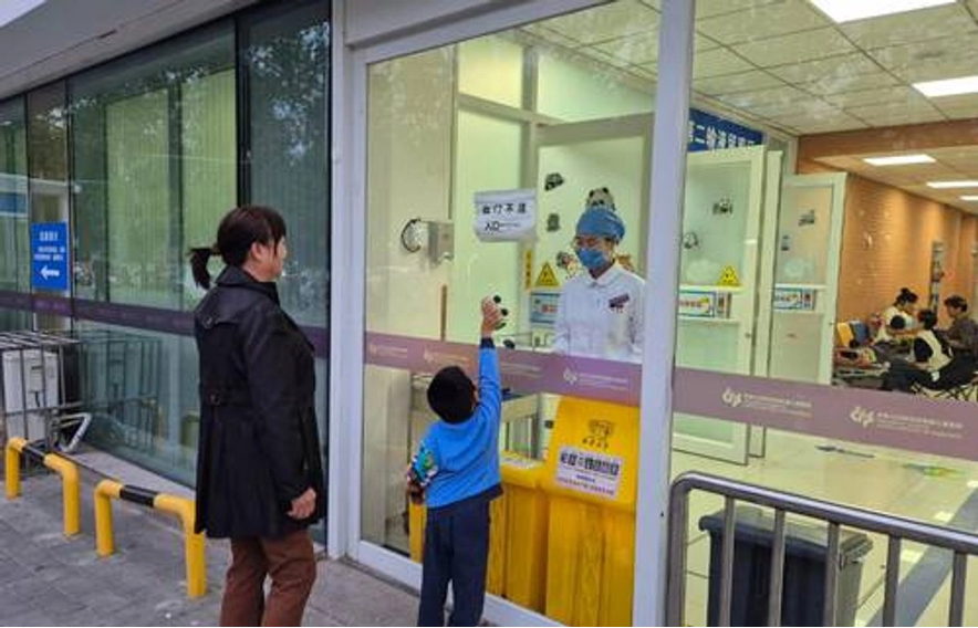 El Sistema de Salud chino es uno de los mejores del mundo. Su éxito se basa en buena organización, inclusión de terapéuticas modernas y tradicionales, así como buenos lazos entre el sector público y privado.