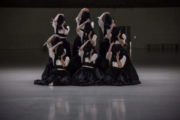 Nueve mujeres avanzan como si custodiaran un secreto antiguo. Son las intérpretes de Sonoma, pieza con la que la compañía española La Veronal llegará hoy por primera vez a la Ciudad de México, al teatro Julio Castillo del Centro Cultural del Bosque (CCB). En escena mostrarán un lenguaje físico ajeno a cualquier referencia: fragmentado, incisivo y ritual.