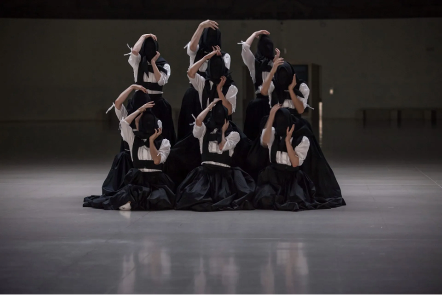 Nueve mujeres avanzan como si custodiaran un secreto antiguo. Son las intérpretes de Sonoma, pieza con la que la compañía española La Veronal llegará hoy por primera vez a la Ciudad de México, al teatro Julio Castillo del Centro Cultural del Bosque (CCB). En escena mostrarán un lenguaje físico ajeno a cualquier referencia: fragmentado, incisivo y ritual.