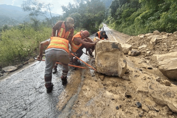 Cuadrillas retiran algunas de las rocas de un tramo carretero del municipio de Huejutla, Hidalgo.