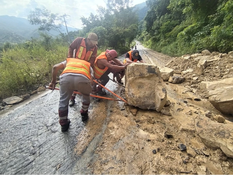 Cuadrillas retiran algunas de las rocas de un tramo carretero del municipio de Huejutla, Hidalgo.