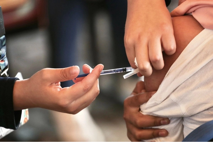 Personal de salud suministra una vacuna en imagen de archivo.