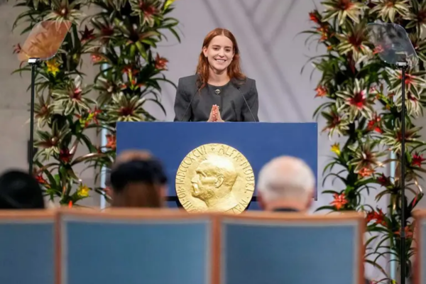 La hija de la opositora venezolana María Corina Machado, promotora durante año de una intervención militar en su país, aceptó el Premio Nobel de la Paz en nombre de su madre este miércoles, horas después de que las autoridades informaron que Machado no asistiría a la ceremonia. Machado aseguró, sin aportar pruebas, que en Venezuela se cometen "crímenes de lesa humanidad, documentados por las Naciones Unidas", y un "terrorismo de Estado, usado para enterrar la voluntad del pueblo", en el discurso leído por su hija Ana Corina Sosa Machado. Machado no aludió al gran despliegue militar de Estados Unidos en el Caribe ni a la amenaza del presidente de Estados Unidos, Donald Trump, de lanzar incluso una operación militar terrestre contra su país, al aseverar, sin evidencias, que el mandatario venezolano, Nicolás Maduro, encabeza el Cártel de los Soles, que expertos aseguran que no existe. El ejército de Estados Unidos ha asesinado a al menos 87 personas en sus ataques contra lanchas en el Caribe y el Pacífico, al alegar, también sin pruebas, que transportaban drogas, desde el 2 de septiembre pasado. Figuras prominentes de la ultraderecha y derecha de América Latina asistieron al acto en señal de solidaridad con Machado, incluyendo los presidentes argentino Javier Milei; de Ecuador, Daniel Noboa; de Panamá José Raúl Mulino y de Paraguay, Santiago Peña. Jorgen Watne Frydnes, presidente del comité noruego del Nobel, dijo que la antichavista llegará esta noche a Oslo. Machado adquirió relevancia en Venezuela sólo en 2024 ante la dispersión dejados por los partidos opositores, luego de fracasar con el plan de imponer un “gobierno paralelo” en la figura de Juan Guaidó entre 2019 y 2023.