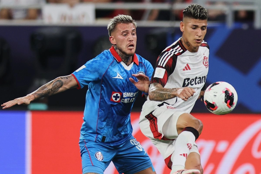 Gonzalo Piovi, de Cruz Azul, a la izquierda, lucha por el balón con Jorge Carrascal, de Flamengo, durante el partido de futbol de la Copa Intercontinental de la FIFA entre Cruz Azul y Flamengo en Doha, Qatar.