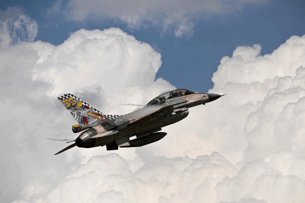 Un avión F-16 de fabricación estadunidense de la Fuerza Aérea Venezolana sobrevuela el estado de Aragua durante la Expo de Aviación Industrial 2025.