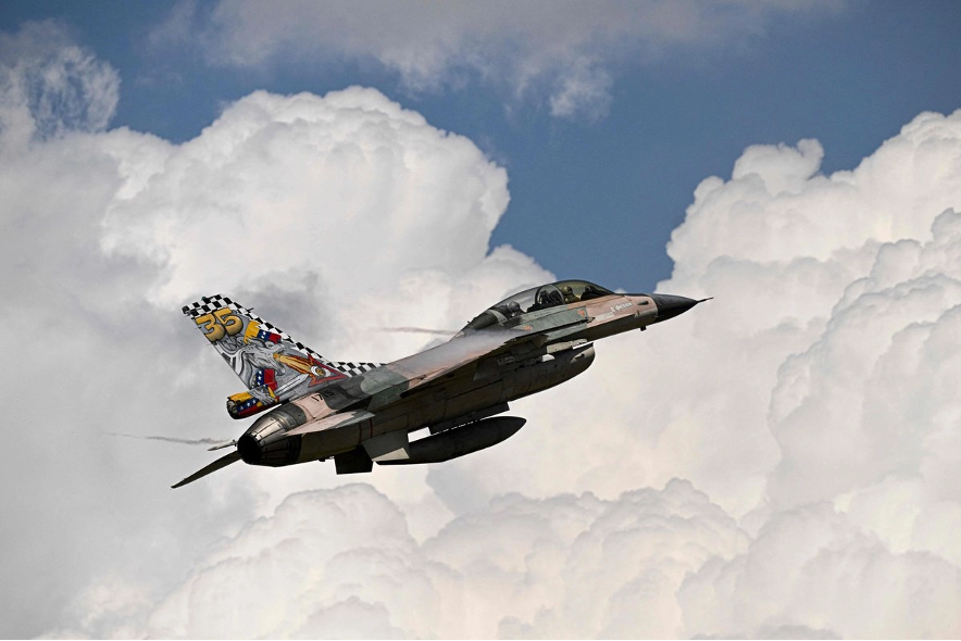 Un avión F-16 de fabricación estadunidense de la Fuerza Aérea Venezolana sobrevuela el estado de Aragua durante la Expo de Aviación Industrial 2025.