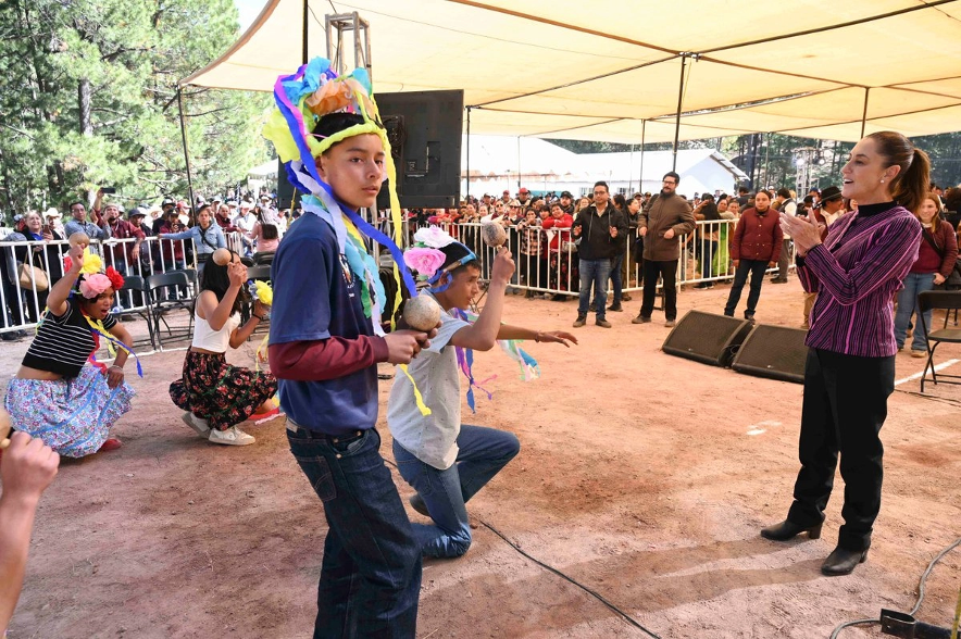 En Santa Tulita, Chihuahua, la Presidenta ofreció un programa de pequeños centros de salud.