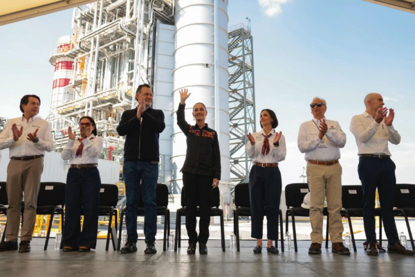 Claudia Sheinbaum encabezó la inauguración de una planta de la CFE en Querétaro. 