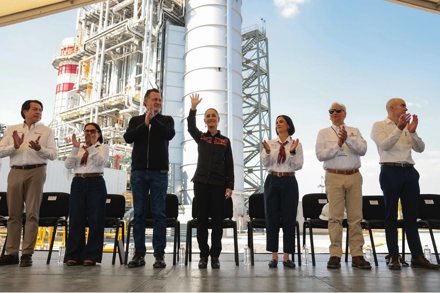 Claudia Sheinbaum encabezó la inauguración de una planta de la CFE en Querétaro. 