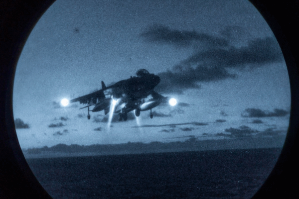 La flota del portaviones estadunidense Iwo Jima realizó vuelos nocturnos sobre el mar Caribe.