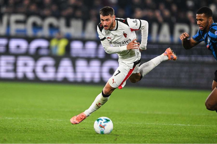 El delantero mexicano del AC Milan, Santiago Giménez, ausente de los terrenos de juego desde hace mes y medio, será operado del tobillo derecho. 