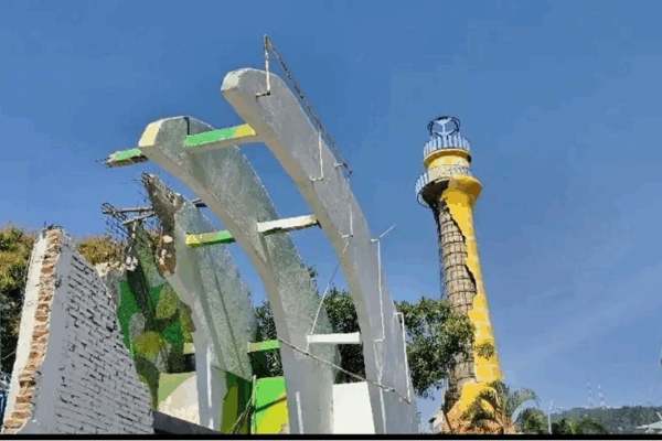 Trabajadores del parque acuático Centro Internacional de Convivencia Infantil (CICI), informaron que ayer fue concretado el proceso de pagos pendientes y la liquidación a los 24 elementos, quienes restaban por concluir esta etapa. Como agradecimiento, los trabajadores colocaron una pancarta en el acceso principal del inmueble, mediante la cual agradecieron la intervención de la gobernadora de Guerrero, Evelyn Salgado Pineda.  Uno de los portavoces de los trabajadores, explicó que existe la promesa de recontratación por parte del nuevo empresario que adquirió la concesión para la operación del CICI Costera. En días pasados, el director de Promotora Turística estatal, instancia responsable de la operación del CICI, José Luis González de la Vega, indicó que la operación de este parque acuático fue concesionada a un nuevo empresario, quien espera remodelar y reiniciar funciones en el CICI aproximadamente a finales de 2026. Las protestas de trabajadores del CICI comenzaron el año pasado, luego de que la anterior empresa, administrada por un empresario que identifican como Raúl Pérez Durán, dejó de pagarles sus salarios. Entre sus exigencias para permitir cualquier obra de remodelación de este espacio, era el pago de sus quincenas pendientes, y en dado caso, su liquidación, conforme a la ley. Uno de los trabajadores consultados, mencionó que esperan que el nuevo empresario cumpla su promesa de recontratación una vez que el icónico parque acuático reabra sus puertas al público. El parque acuático CICI inició un proceso de deterioro constante desde hace aproximadamente 15 años, debido a los problemas de inseguridad de Acapulco, la disminución de turistas, aunado a la falta de mantenimiento de los responsables del balneario.