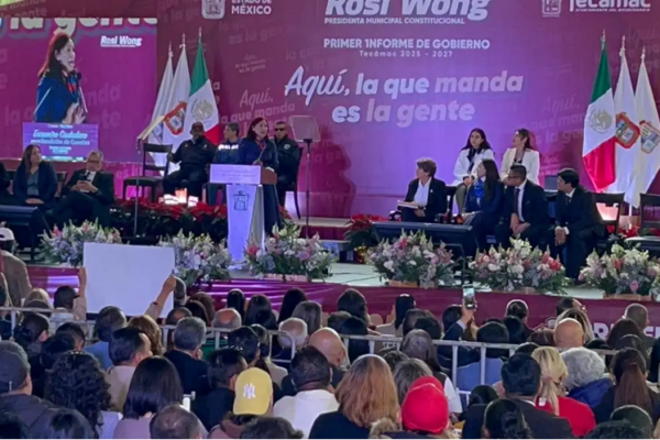 El arribo de la gobernadora, Delfina Gómez y de la alcaldesa, Rosa Yolanda Wong los gritos arreciaron, tanto de los que están a favor de la edil como de los que están en contra.