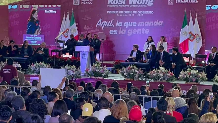 El arribo de la gobernadora, Delfina Gómez y de la alcaldesa, Rosa Yolanda Wong los gritos arreciaron, tanto de los que están a favor de la edil como de los que están en contra.