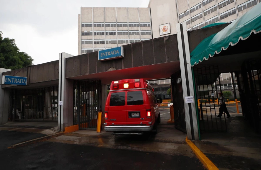 El dinero y el trabajo no remunerado que los mexicanos destinan al cuidado de la salud equivalen a casi de la mitad del gasto en este rubro. En la imagen, el Hospital Español de la Ciudad de México.