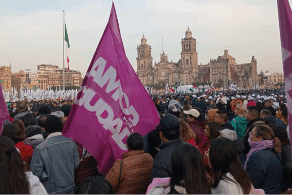 Asistentes al mitin encabezado por la presidenta Claudia Sheinbaum en el zócalo de la Ciudad de México, el 6 de diciembre de 2025.