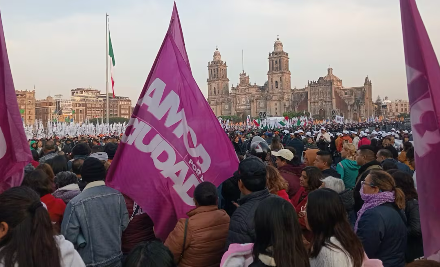 Asistentes al mitin encabezado por la presidenta Claudia Sheinbaum en el zócalo de la Ciudad de México, el 6 de diciembre de 2025.