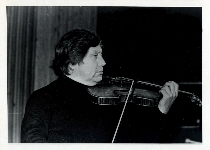 El 17 de junio se cumple el centenario natal de Manuel Enríquez Salazar (1926-1996), figura capital de la música contemporánea mexicana en sus facetas de violinista, compositor, gestor cultural y docente. Si bien su nombre es célebre en los círculos especializados, su obra integral y su papel de promotor cultural son desconocidos por el gran público y las nuevas generaciones de músicos.