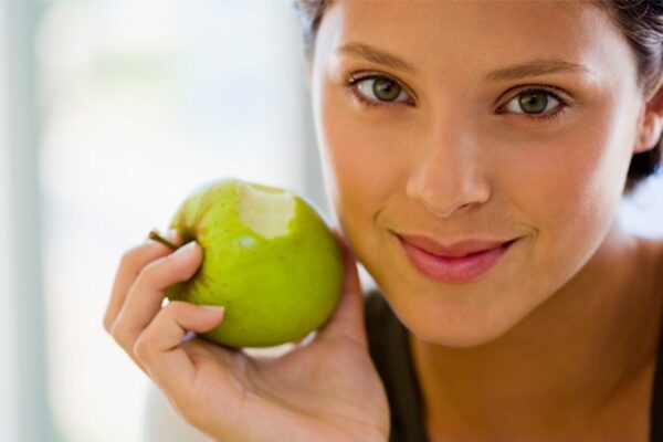 La piel seca es una condición frecuente durante el invierno, cuando las bajas temperaturas y la reducción de la humedad ambiental favorecen la pérdida de agua en la superficie cutánea. Instituciones médicas y universidades especializadas en salud señalan que, además del cuidado externo, la alimentación desempeña un papel relevante en el mantenimiento de la hidratación y la función de la piel durante los meses fríos.