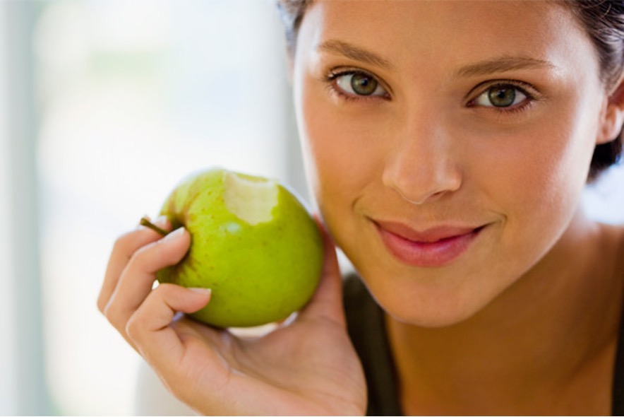 La piel seca es una condición frecuente durante el invierno, cuando las bajas temperaturas y la reducción de la humedad ambiental favorecen la pérdida de agua en la superficie cutánea. Instituciones médicas y universidades especializadas en salud señalan que, además del cuidado externo, la alimentación desempeña un papel relevante en el mantenimiento de la hidratación y la función de la piel durante los meses fríos.