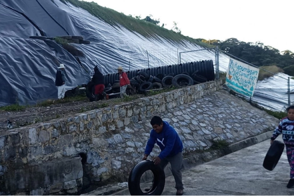 Los manifestantes bloquearon con llantas apiladas el paso al vertedero de cualquier vehículo de recolección de desperdicios.