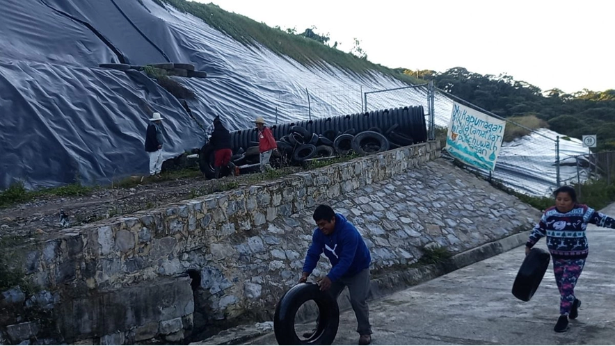 Los manifestantes bloquearon con llantas apiladas el paso al vertedero de cualquier vehículo de recolección de desperdicios.