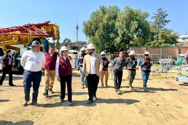 La gobernadora del estado de México, Delfina Gómez durante un recorrido por las obras de la Línea 3 del Mexicable.
