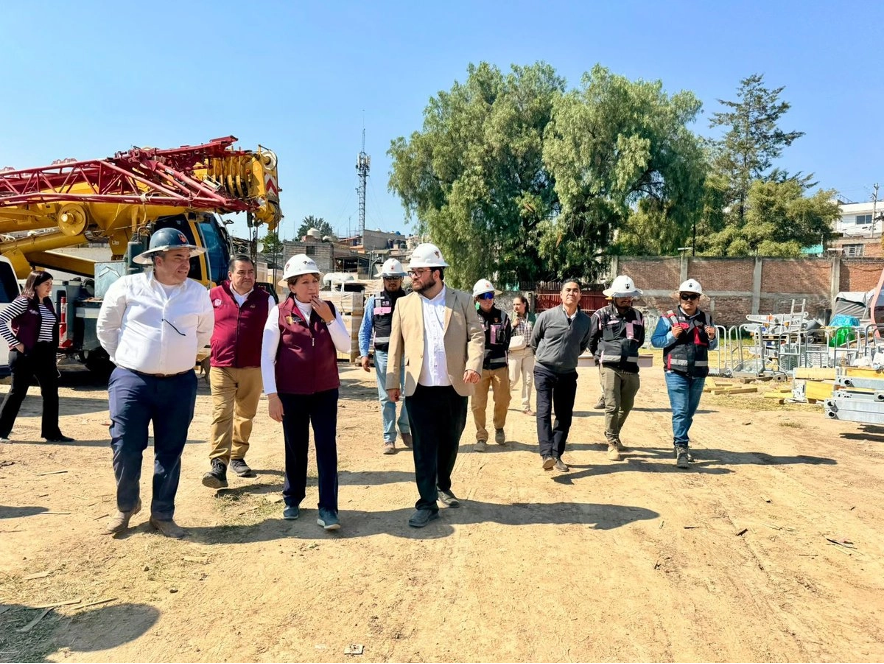 La gobernadora del estado de México, Delfina Gómez durante un recorrido por las obras de la Línea 3 del Mexicable.