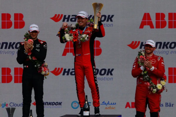 Cassidy remontó 13 lugares gracias a un certero ataque en la segunda mitad de la prueba, que le permitió ponerse como líder ante el dominio de Nico Muller (Porsche) y Edoardo Mortara (Mahindra Racing), quien a pesar de tener el modo ataque no pudo superar al neozelandés, que se defendió exitosamente de los embates. En el podio lo acompañaron Mortara (2) y Oliver Rowland (3), quien hace un año se coronó en este circuito. 