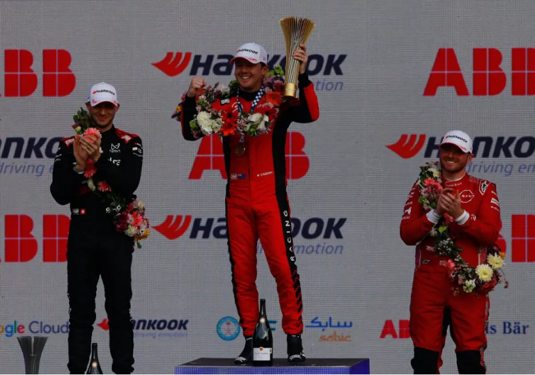 Cassidy remontó 13 lugares gracias a un certero ataque en la segunda mitad de la prueba, que le permitió ponerse como líder ante el dominio de Nico Muller (Porsche) y Edoardo Mortara (Mahindra Racing), quien a pesar de tener el modo ataque no pudo superar al neozelandés, que se defendió exitosamente de los embates. En el podio lo acompañaron Mortara (2) y Oliver Rowland (3), quien hace un año se coronó en este circuito. 