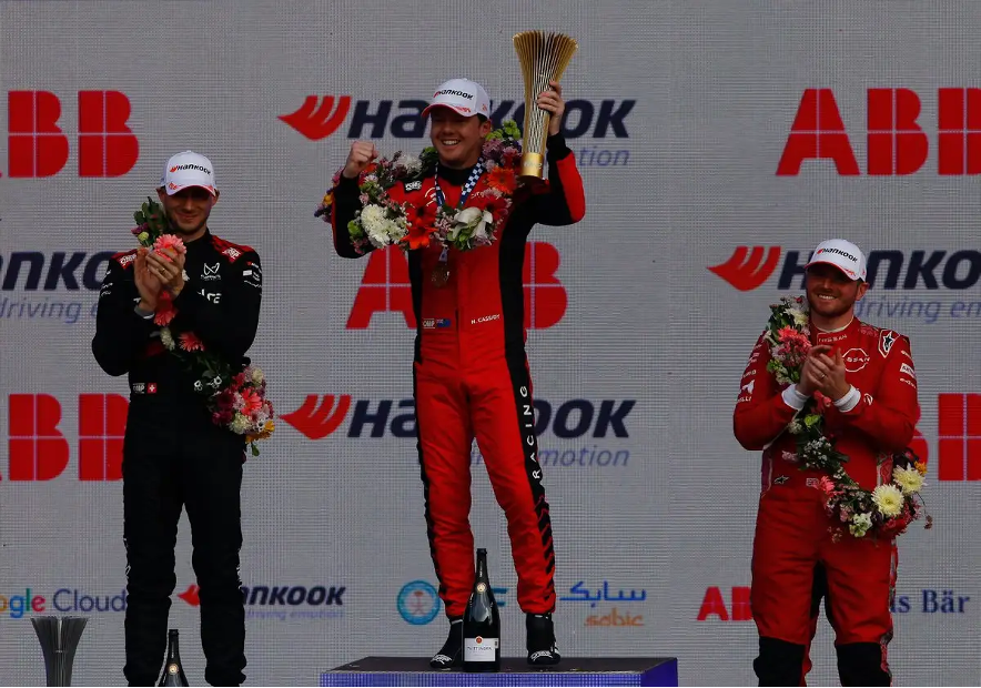 Cassidy remontó 13 lugares gracias a un certero ataque en la segunda mitad de la prueba, que le permitió ponerse como líder ante el dominio de Nico Muller (Porsche) y Edoardo Mortara (Mahindra Racing), quien a pesar de tener el modo ataque no pudo superar al neozelandés, que se defendió exitosamente de los embates. En el podio lo acompañaron Mortara (2) y Oliver Rowland (3), quien hace un año se coronó en este circuito. 