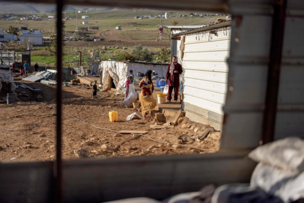Una familia palestina beduina recoge sus pertenencias para abandonar su hogar tras el continuo acoso de colonos israelíes en Ras Ein al-Auja, cerca de la ciudad de Jericó, en Cisjordania, el 12 de enero de 2026.